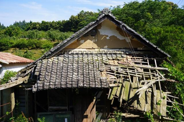 屋根材の耐用年数とメンテナンス頻度